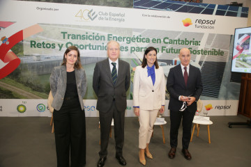 La coordinadora de la Secretaría Técnica del Club Español de la Energía,  Ana Padilla; el consejero de Industria, Eduardo Arasti; la alcaldesa de Santander, Gema Igual; y el director de Operacione