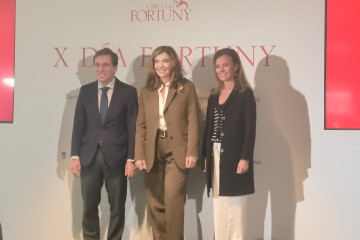 José Luis Martínez Almeida, alcalde de Madrid, Xandra Falcó, presidenta del Circulo Fortuny y Ainara Andueza, responsable de Global Blue España