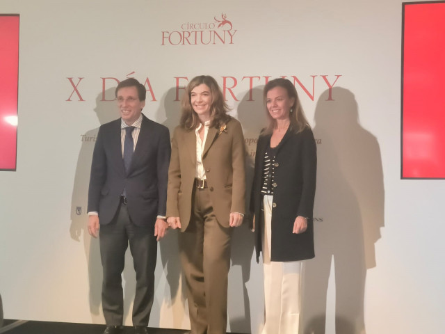 José Luis Martínez Almeida, alcalde de Madrid, Xandra Falcó, presidenta del Circulo Fortuny y Ainara Andueza, responsable de Global Blue España