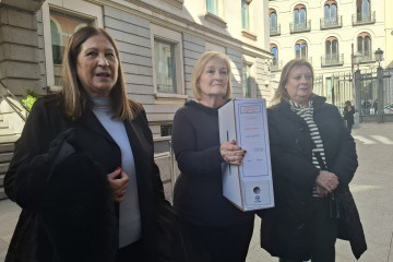 Purificación, Francisca y Dolores García Caparrós, en el Congreso, con la documentación sobre el asesinato de su hermano.