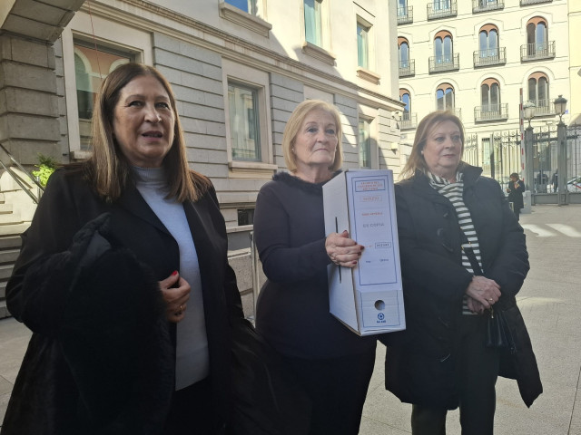 Purificación, Francisca y Dolores García Caparrós, en el Congreso, con la documentación sobre el asesinato de su hermano.