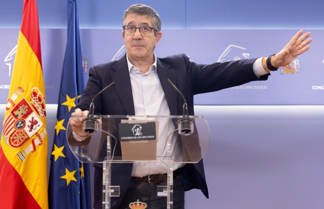 El portavoz del PSOE en el Congreso, Patxi López, durante una rueda de prensa en el Congreso