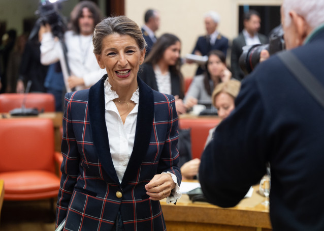 La  vicepresidenta segunda del Gobierno y ministra de Trabajo, Yolanda Díaz, a su llegada para comparecer ante la Comisión de Trabajo, Economía Social, Inclusión, Seguridad Social y Migraciones, a 6 de noviembre de 2025, en Madrid (España).