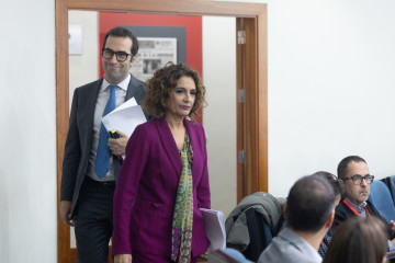 La vicepresidenta primera y ministra de Hacienda, María Jes´su Montero, y el ministro de Economía, Comercio y Empresa, Carlos Cuerpo a su llegada a la rueda de prensa tras la reunión del Consejo d