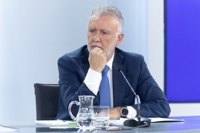 El ministro de Política Territorial y Memoria Democrática, Ángel Víctor Torres, durante una rueda de prensaa la rueda de prensa tras la reunión del Consejo de Ministros, en el Palacio de La Moncloa, a 18 de noviembre de 2025, en Madrid (España).