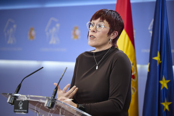 La diputada del grupo parlamentario Mixto, Águeda Micó, ofrece una rueda de prensa en el Congreso de los Diputados, a 21 de octubre de 2025, en Madrid (España).