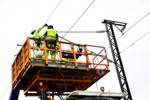 Trabajadores instalando catenaria en el tramo Plasencia-Cáceres