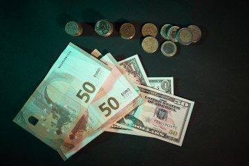 Archivo - Billetes y monedas, a 3 de septiembre de 2025, en Madrid (España).