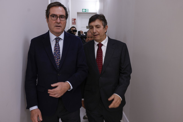 El presidente de CEOE, Antonio Garamendi (i), junto al presidente de la Confederación Empresarial de la Comunidad Valenciana (CEV), Vicente Lafuente (d), participan en la reunión de la Junta Directiva de la CEV, a 18 de noviembre de 2025, en Vañència