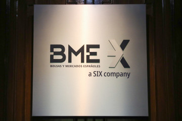 Archivo - Un panel de las Bolsas y Mercados Españoles en el Palacio de la Bolsa, en Madrid (España)