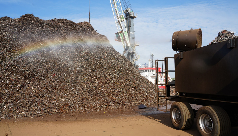 Archivo - Nebulizadores en el Puerto de Sevilla junto a chatarra con destino final las plantas siderúrgicas del entorno