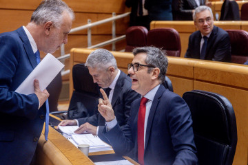 El ministro de Política Territorial y Memoria Democrática, Ángel Víctor Torres (i), conversa con el ministro de Presidencia, Justicia y Relaciones con las Cortes, Félix Bolaños (d), a su llegada