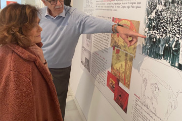 El presidente de la Sociedad Fabiana Española, Antonio María Claret García, con la presidenta del Consejo de Estado, Carmen Calvo, en la exposición sobre Pablo Iglesias