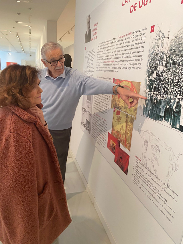 El presidente de la Sociedad Fabiana Española, Antonio María Claret García, con la presidenta del Consejo de Estado, Carmen Calvo, en la exposición sobre Pablo Iglesias