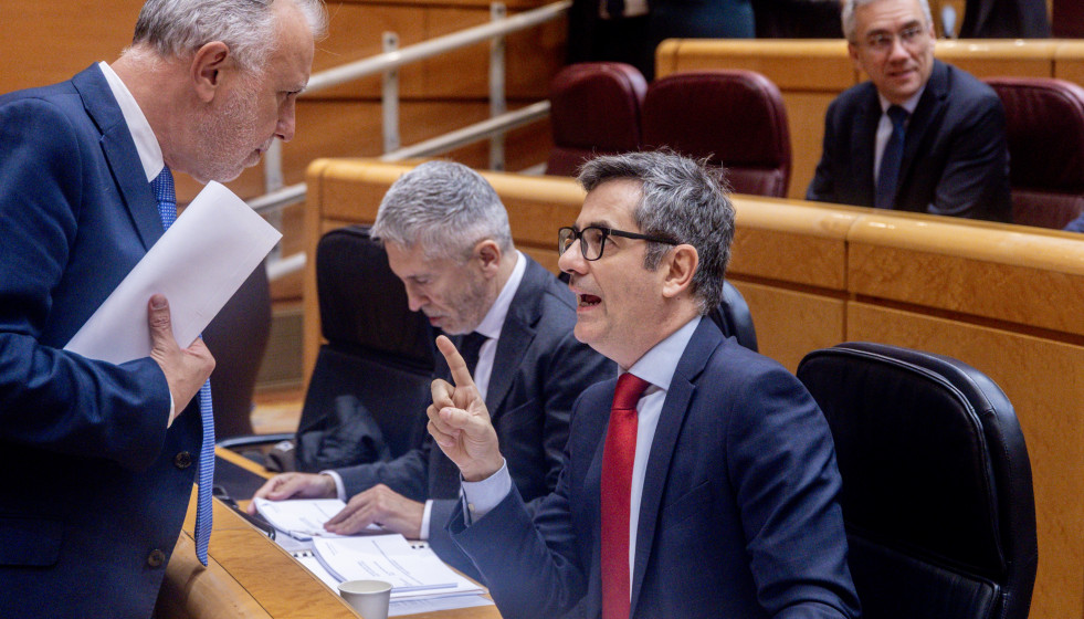 El ministro de Política Territorial y Memoria Democrática, Ángel Víctor Torres (i), conversa con el ministro de Presidencia, Justicia y Relaciones con las Cortes, Félix Bolaños (d), a su llegada