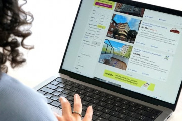 Archivo - Una persona buscando vivienda en el portal de Idealista.