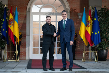 El presidente del Gobierno, Pedro Sánchez (d), recibe al presidente de Ucrania, Volodímir Zelenski (i), en el Palacio de la Moncloa, a 18 de noviembre de 2025