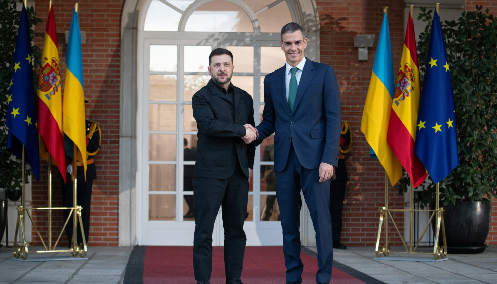 El presidente del Gobierno, Pedro Sánchez (d), recibe al presidente de Ucrania, Volodímir Zelenski (i), en el Palacio de la Moncloa, a 18 de noviembre de 2025