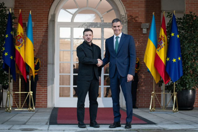 El presidente del Gobierno, Pedro Sánchez (d), recibe al presidente de Ucrania, Volodímir Zelenski (i), en el Palacio de la Moncloa, a 18 de noviembre de 2025
