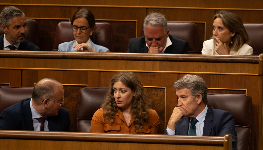 Archivo - (I-D) El secretario general del PP, Miguel Tellado; La portavoz del PP en el Congreso, Ester Muñoz y el presidente del PP, Alberto Núñez Feijóo, durante una sesión plenaria extraordinar