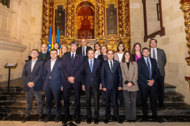 El ministro de Agricultura, Pesca y Alimentación, Luis Planas, con los representantes de las delegaciones internacionales del Consejo Oleícola Internacional (COI) en Córdoba.