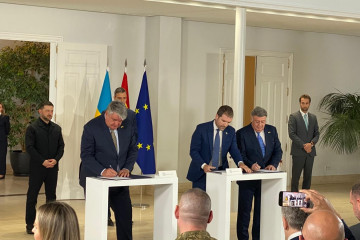 Archivo - Firma del acuerdo entre EM&E. Tecnove y Practika