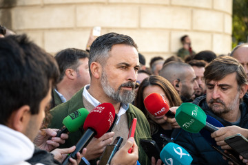 El presidente de Vox, Santiago Abascal, atiende a los medios, en la Plaza de los Reyes Católicos, a 17 de noviembre de 2025, en Badajoz, Extremadura (España).