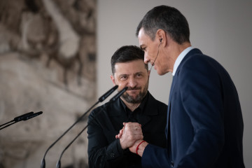 El presidente del Gobierno, Pedro Sánchez (d), y el presidente de Ucrania, Volodímir Zelenski (i), durante una rueda de prensa posterior a su reunión en el Palacio de la Moncloa, a 18 de noviembre 