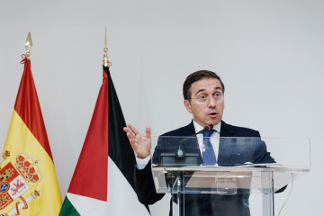 El ministro de Exteriores, José Manuel Albares, durante el acto de entrega de la Gran Estrella de la Orden de Jerusalén por el embajador de Palestina en España, Husni Abdel Wahed, a 18 de noviembre