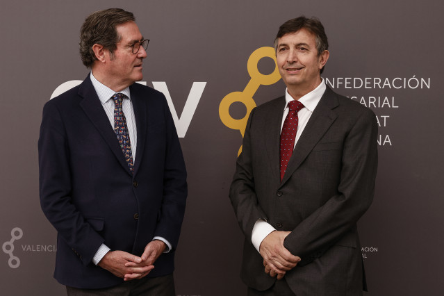 El presidente de CEOE, Antonio Garamendi (i), junto al presidente de la Confederación Empresarial de la Comunidad Valenciana (CEV), Vicente Lafuente (d)