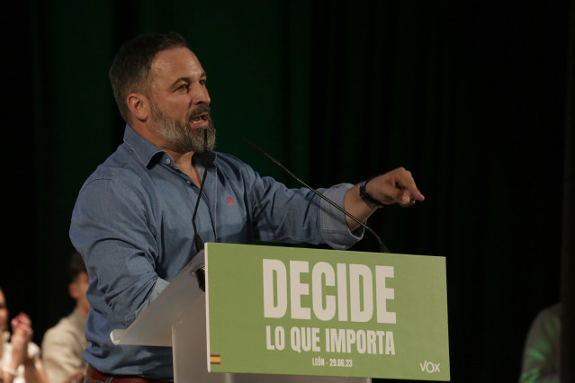 Archivo - El presidente de Vox, Santiago Abascal, durante un acto de precampaña electoral en la plaza San Marcelo de León, a 29 de junio de 2023, en León, Castilla y León (España).