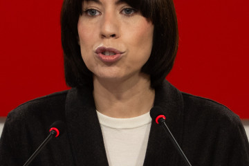 La ministra de Ciencia, Innovación y Universidades y secretaria general del PSPV-PSOE, Diana Morant, atiende a los medios de comunicación en la sede del PSPV-PSOE, a 8 de noviembre de 2025, en Valen