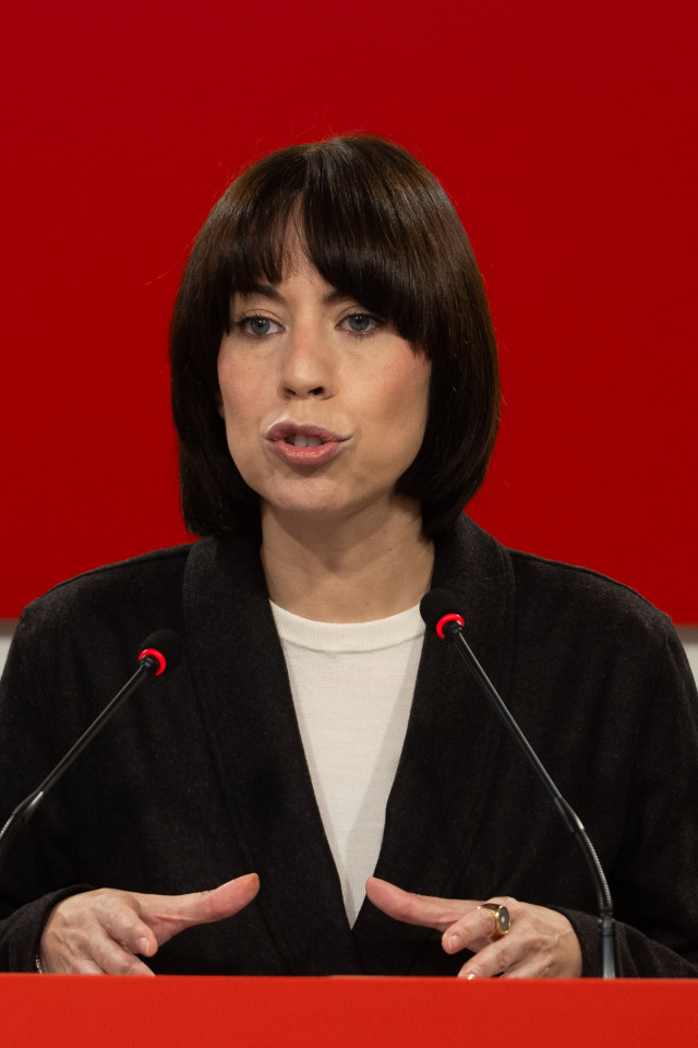 La ministra de Ciencia, Innovación y Universidades y secretaria general del PSPV-PSOE, Diana Morant, atiende a los medios de comunicación en la sede del PSPV-PSOE, a 8 de noviembre de 2025, en Valencia, Comunidad Valenciana (España). Morant rechaza las ne