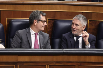 El ministro de la Presidencia, Justicia y Relaciones con las Cortes, Félix Bolaños, y el ministro del Interior, Fernando Grande-Marlaska, durante una sesión de control al Gobierno, en el Congreso d