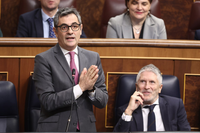 El ministro de la Presidencia, Justicia y Relaciones con las Cortes, Félix Bolaños, interviene durante una sesión de control al Gobierno, en el Congreso de los Diputados, a 19 de noviembre de 2025, en Madrid (España). El Gobierno se enfrenta a una nueva s