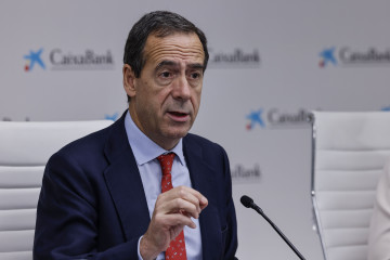 El consejero delegado de CaixaBank, Gonzalo Cortázar, durante una rueda de prensa.