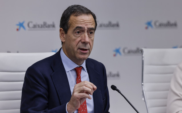 El consejero delegado de CaixaBank, Gonzalo Cortázar, durante una rueda de prensa.