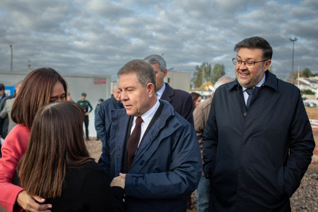 El presidente de Castilla-La Mancha, Emiliano García-Page, durante el acto de colocación de la primera piedra del CEIP 'Margarita Salas Falgueras' en Olías del Rey.