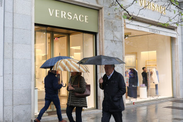 Archivo - Fachada de la tienda de Versace en Calle Serrano, Madrid (España).