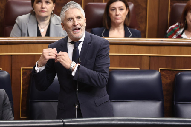 El ministro del Interior, Fernando Grande-Marlaska, interviene durante una sesión de control al Gobierno, en el Congreso de los Diputados