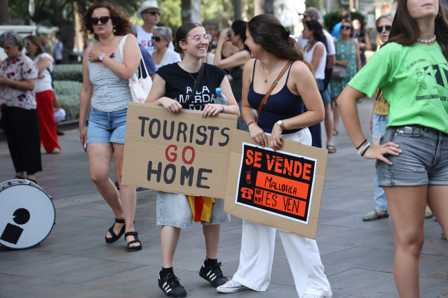 Archivo - Varias personas con pancartas durante una manifestación por la vivienda.