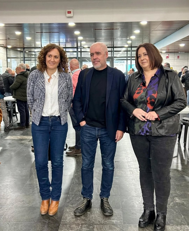 Unai Sordo, junto a Nuria López y Silvia de la Torre.