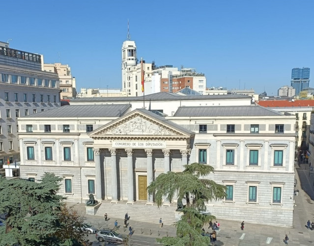 Archivo - Fachada principal de la sede del Congreso, con la Puerta de los Leones