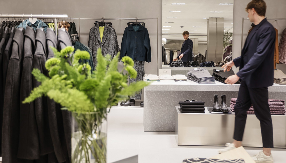 Archivo - Un dependiente en la nueva macrotienda de Zara en el Boulevard Austria de Valencia