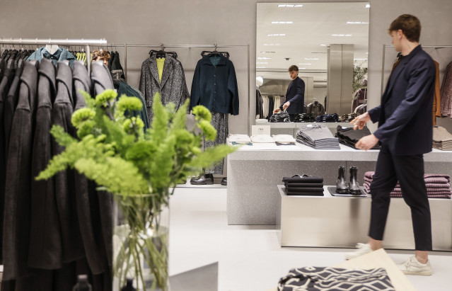 Archivo - Un dependiente en la nueva macrotienda de Zara en el Boulevard Austria de Valencia