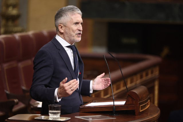 El ministro del Interior, Fernando Grande-Marlaska, interviene durante una sesión de control al Gobierno, en el Congreso de los Diputados