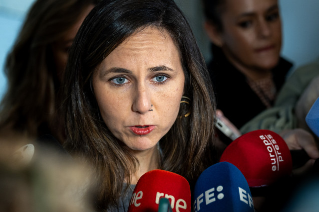 La portavoz de Podemos en el Congreso, Ione Belarra, atiende a los medios durante la comisión de la dana, en el Congreso de los Diputados, a 17 de noviembre de 2025, en Madrid (España).