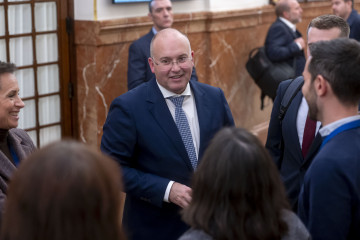El secretario general del Partido Popular, Miguel Tellado (c), durante una sesión plenaria en el Congreso