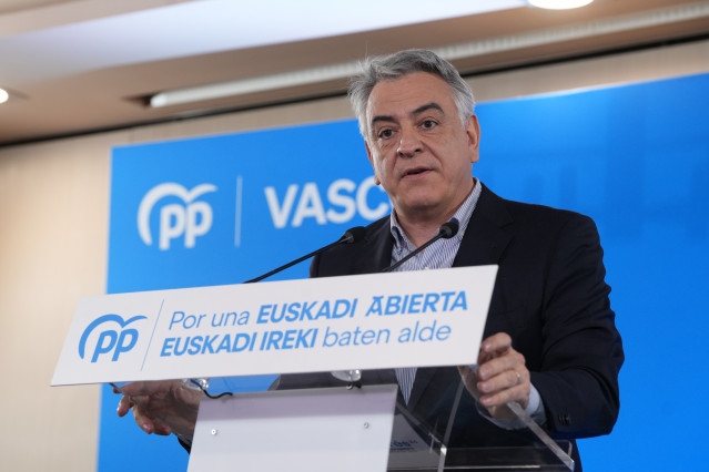 Archivo - El presidente del PP vasco y candidato a Lehendakari, Javier de Andrés, interviene durante una jornada del PP vasco