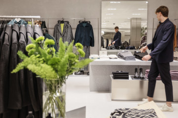 Archivo - Un dependiente en la nueva macrotienda de Zara en el Boulevard Austria de Valencia